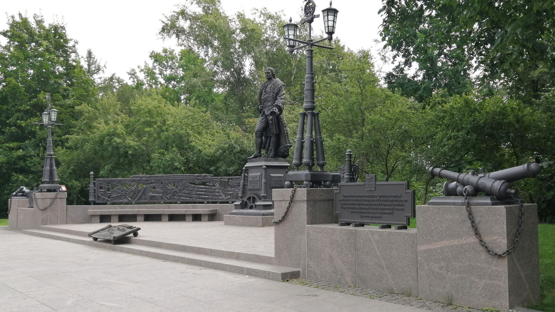 Памятник в комплексе с пушками, фонарями и мемориальными досками.