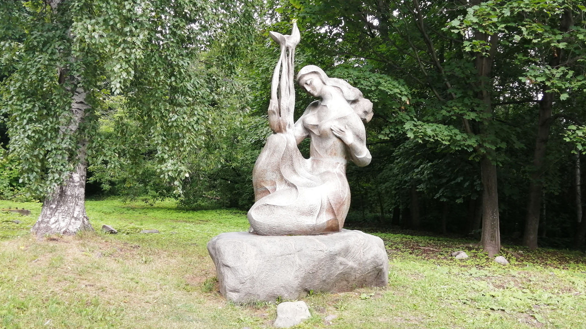 Скульптура девушки с музыкальным инструментом.