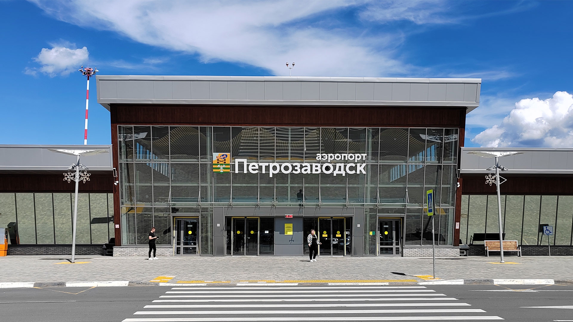 Вход в здание аэровокзала с надписью «Аэропорт Петрозаводск».