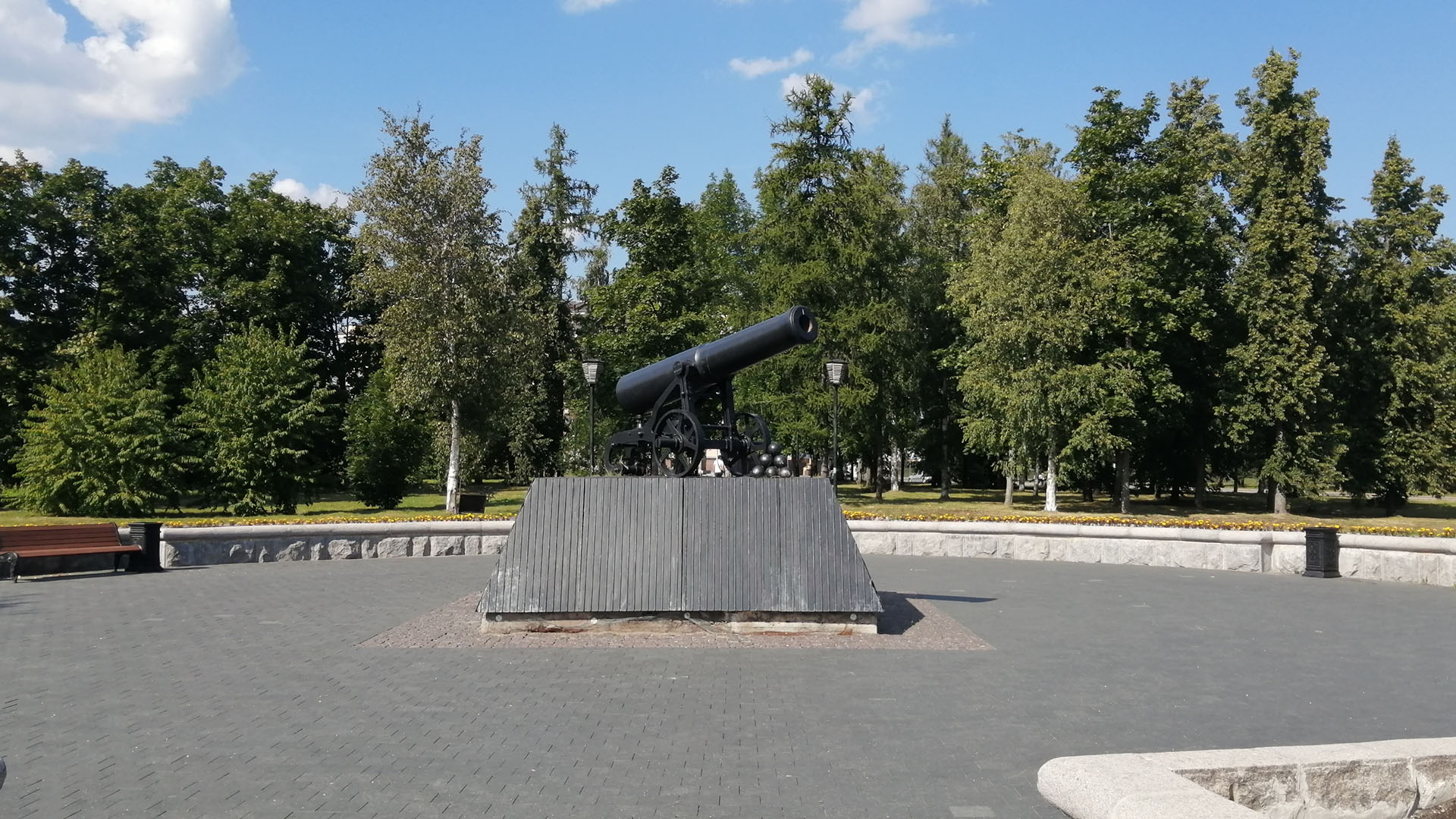 Площадка у памятника вымощена брусчаткой и тротуарной плиткой.