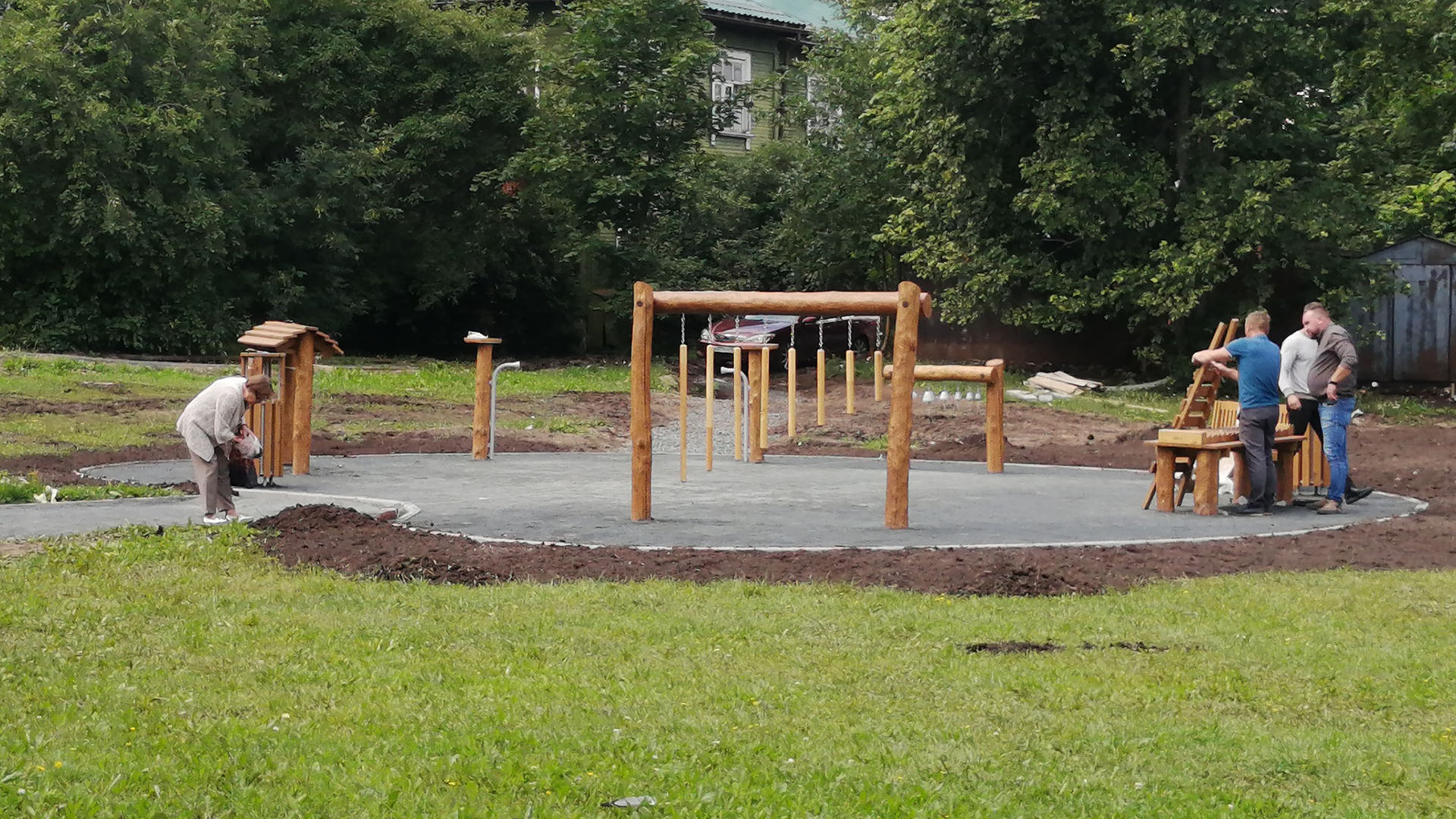 Детская площадка с деревянными формами в момент строительства.