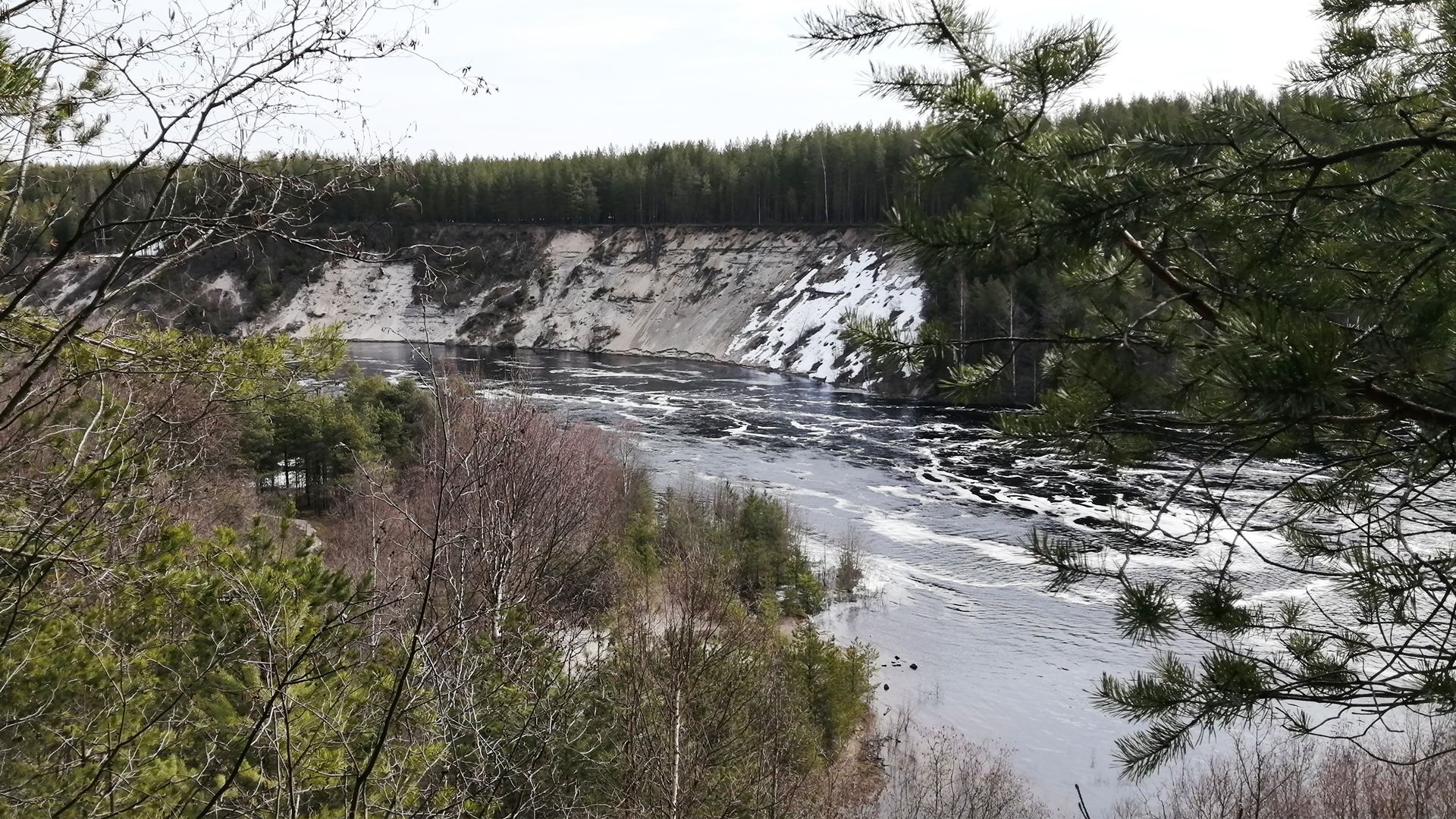 Река Суна весной несёт свои воды после водопада Гирвас