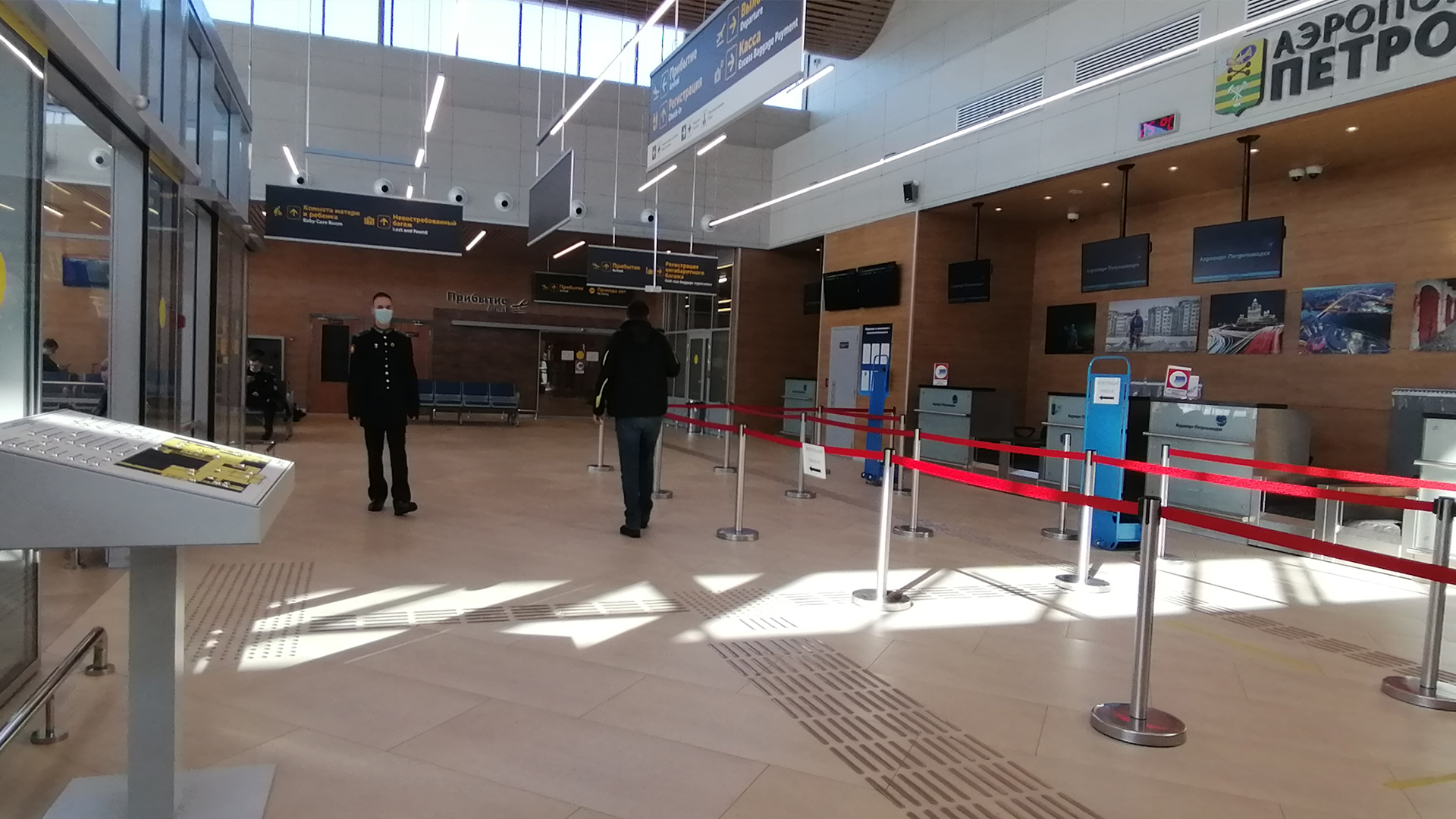 В центральном зале нового аэровокзала в Петрозаводске комфортно и чисто.