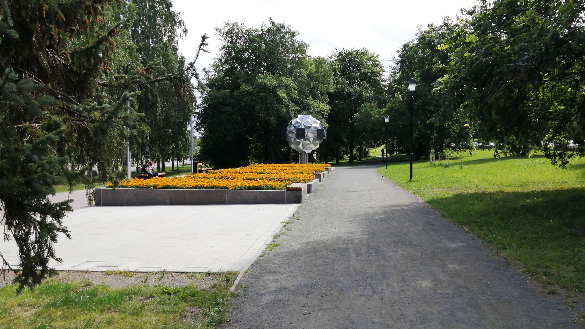 Цветники на площади Городов-Побратимов.