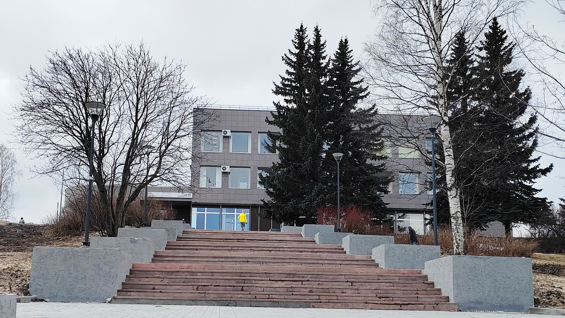 Лестница в парке ведущая к административному зданию.
